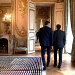 El presidente francés, Emmanuel Macron (i), recibe al primer ministro español, Pedro Sánchez (d), en una reunión en el Palacio del Elíseo en París, Francia, el 27 de mayo de 2019. Sánchez llegó este lunes al Palacio del Elíseo para reunirse con el mandatario francés, Emmanuel Macron, con quien abordará el reparto institucional en la Unión Europea y la necesidad de crear una alianza que frene a la ultraderecha. 