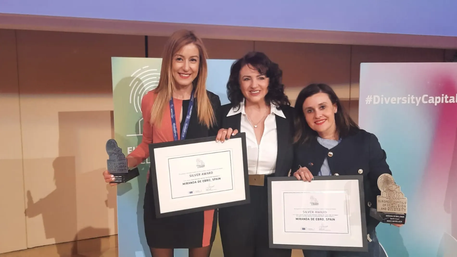 La alcaldesa de Miranda de Ebro, Aitana Hernando, que ha acudido con la concejala de Igualdad, Soraya Solórzano, a recoger el premio a Bruselas