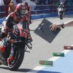 Maverick Viñales entra en boxes en Jerez