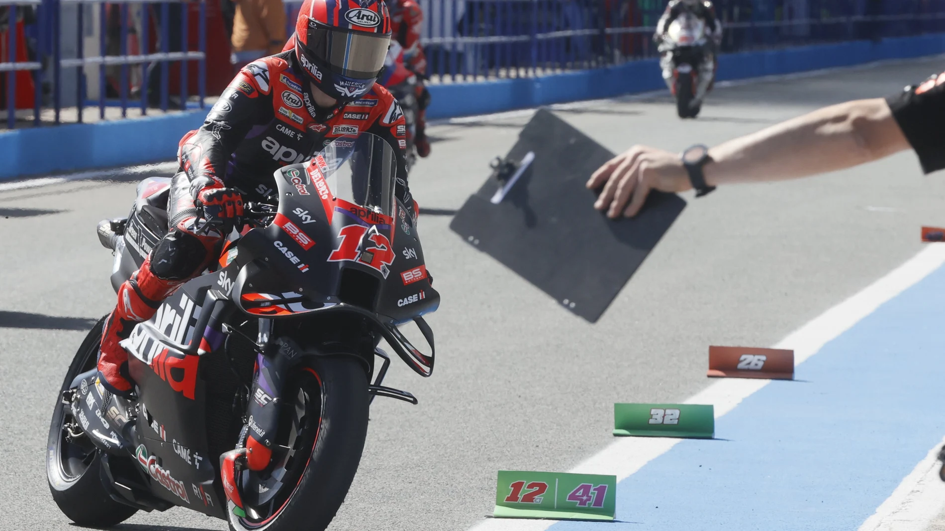 Maverick Viñales entra en boxes en Jerez
