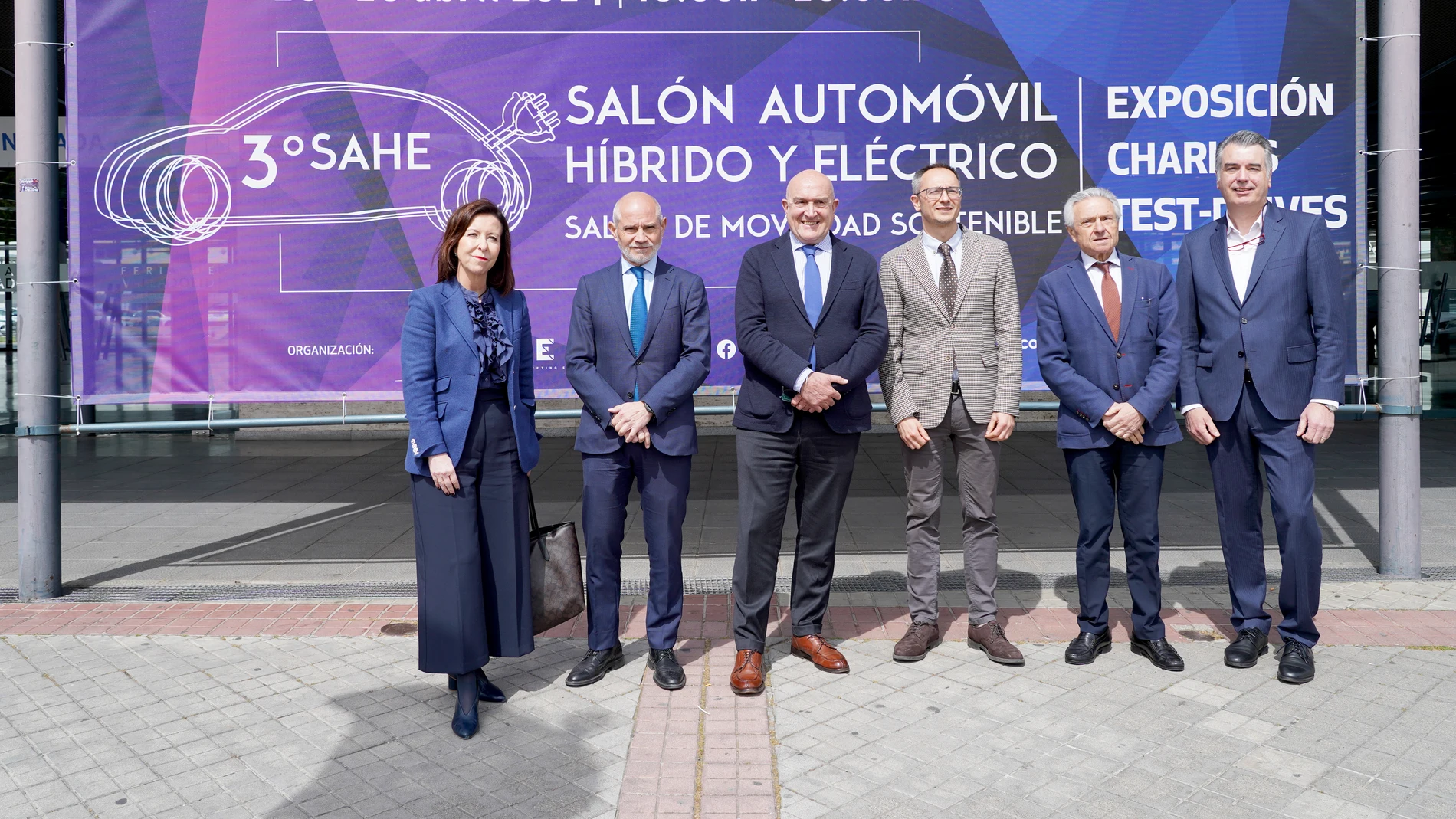 Autoridades en el Salón del Automóvil de Valladolid