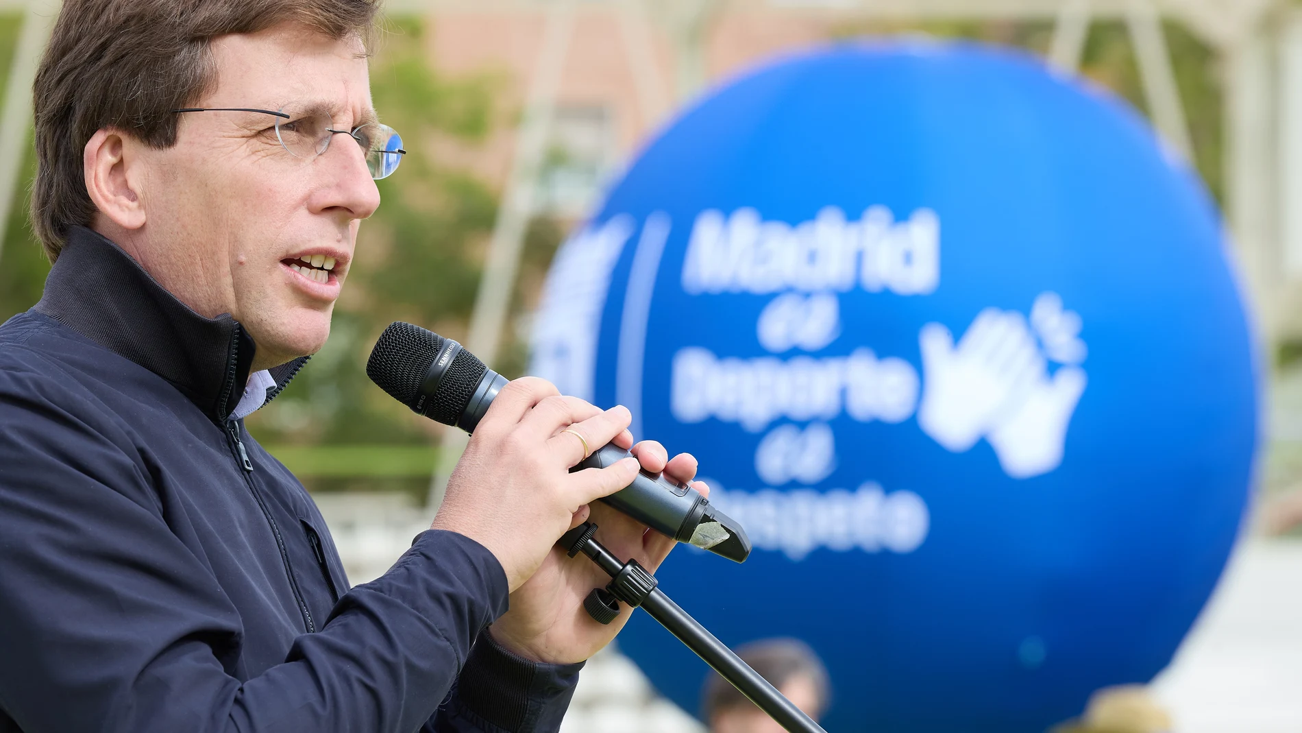 El alcalde de Madrid, José Luis Martínez-Almeida, interviene durante la ceremonia de inauguración de las Escoladas 2024, en el Estadio de Vallehermoso, a 26 de abril de 2024, en Madrid (España). Las Escoladas 2024 son una serie de competiciones deportivas que permiten a los colegios de los 21 distritos de Madrid poner en práctica los valores olímpicos, fomentando la actividad física y los hábitos saludables. 26 ABRIL 2024;ESCOLADAS;COMPETICIONES;DEPORTIVAS;DEPORTE;OLIMPIADAS;ACTIVIDAD Jesús...