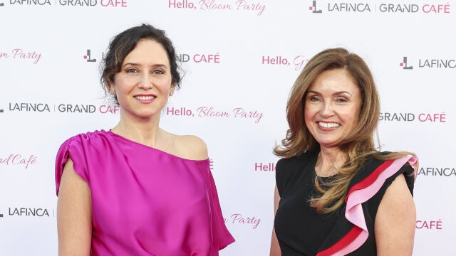Isabel Díaz Ayuso con look de invitada perfecta.
