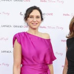 Isabel Díaz Ayuso con look de invitada perfecta.