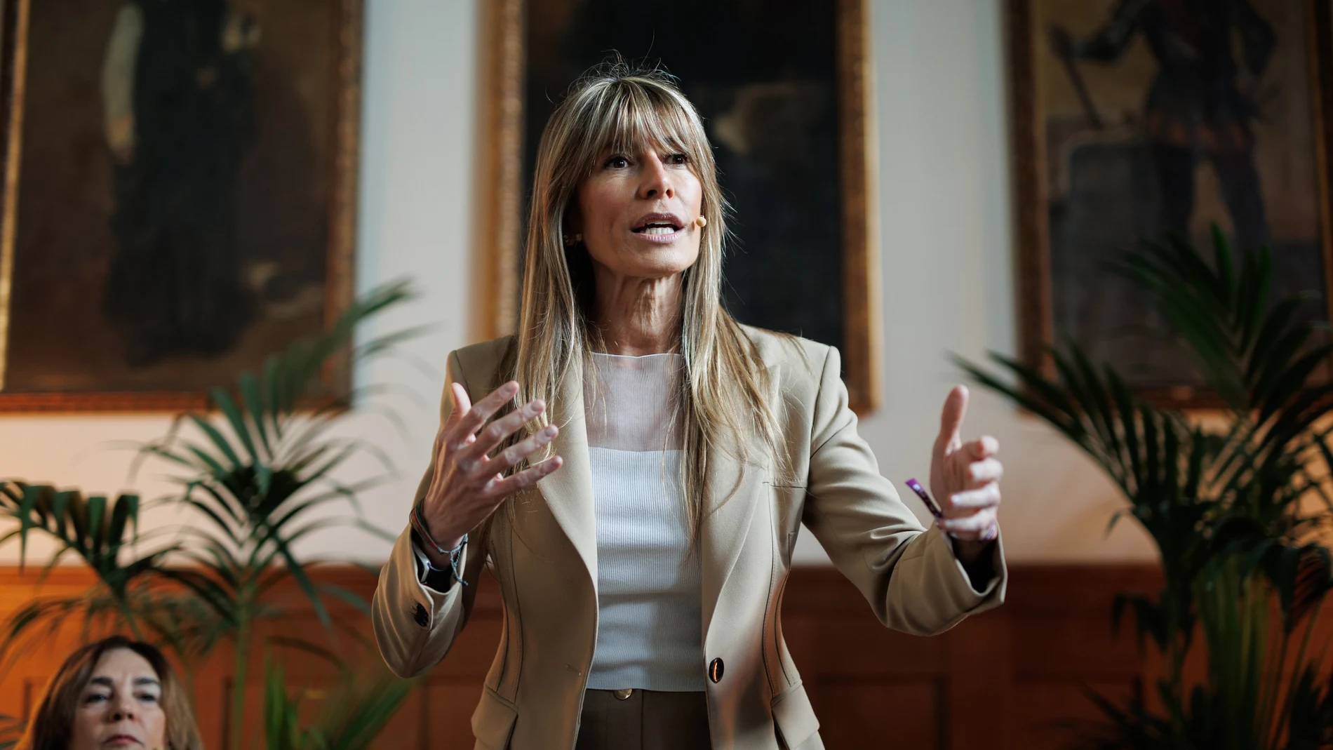 La directora de la Cátedra Extraordinaria de Transformación Social Competitiva de la UCM, Begoña Gómez, interviene en la mesa redonda 'La igualdad no puede esperar', en el Ateneo de Madrid, a 10 de marzo de 2023, en Madrid (España). Durante este encuentro, se ha respondido a cuestiones como Cuánto hemos avanzado y ahora ¿qué?, ¿Qué está ocurriendo para que el avance sea lento?, ¿Qué acciones podemos impulsar?, además de abordar el tema de los desafíos internacionales y nacionales de la mujer.