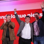 Pedro Sánchez, Juan Espadas y Gabriel Cruz, durante un acto del PSOE