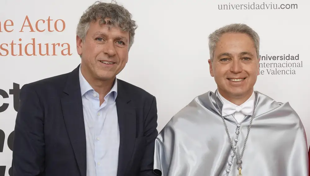 Vallés, junto al director general de Antena 3 Noticia, Santiago González