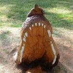 Escultura de la cabeza de cocodrilo emergiendo del agua en Zamora