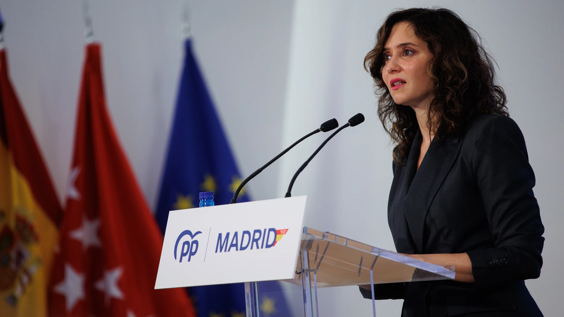 La presidenta de la Comunidad de Madrid, Isabel Díaz Ayuso, interviene durante la clausura de la I Intermunicipal del PP de Madrid, en el Centro Municipal Hub El Cantizal, a 27 de abril de 2024, en Las Rozas, Madrid (España). Durante la I Intermunicipal, alcaldes y concejales del PP de Madrid han abordado temas como la vivienda, la juventud y el empleo. Esta es la primera vez que el PP de Madrid organiza una reunión de trabajo intermunicipal y sirve también, para hacer balance de los primeros...