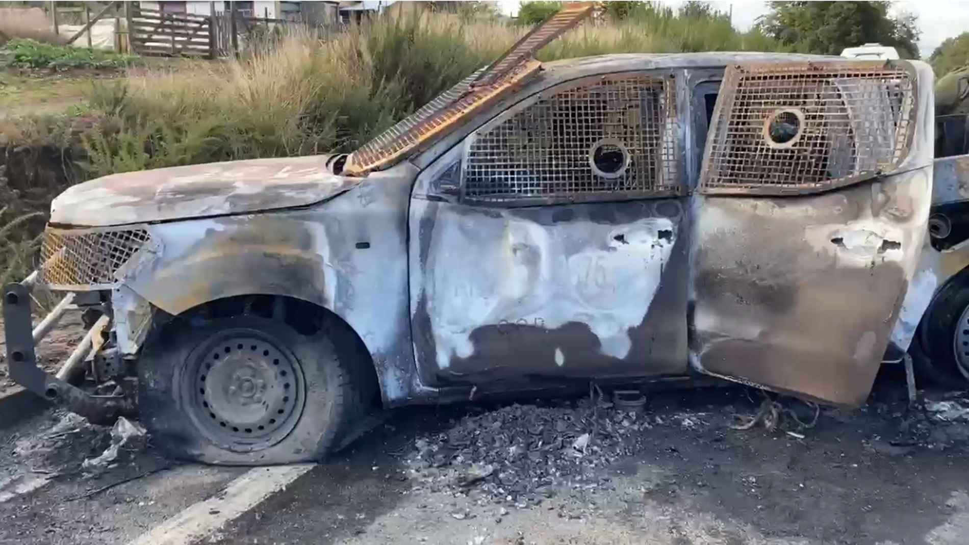AME879. CONCEPCIÓN (CHILE), 27/04/2024.- Captura de pantalla de un video cedido por Carabineros de Chile que muestra los peritajes a vehículo policial que resultó quemado, donde fueron emboscados y asesinado tres Carabineros, este sábado en Cañete, región del Bío Bío (Chile). Tres carabineros perdieron la vida en un trágico ataque durante la madrugada del sábado. Este incidente se enmarca en el conflicto ancestral en La Araucanía entre los pueblos originarios, el gobierno y los grandes empres...
