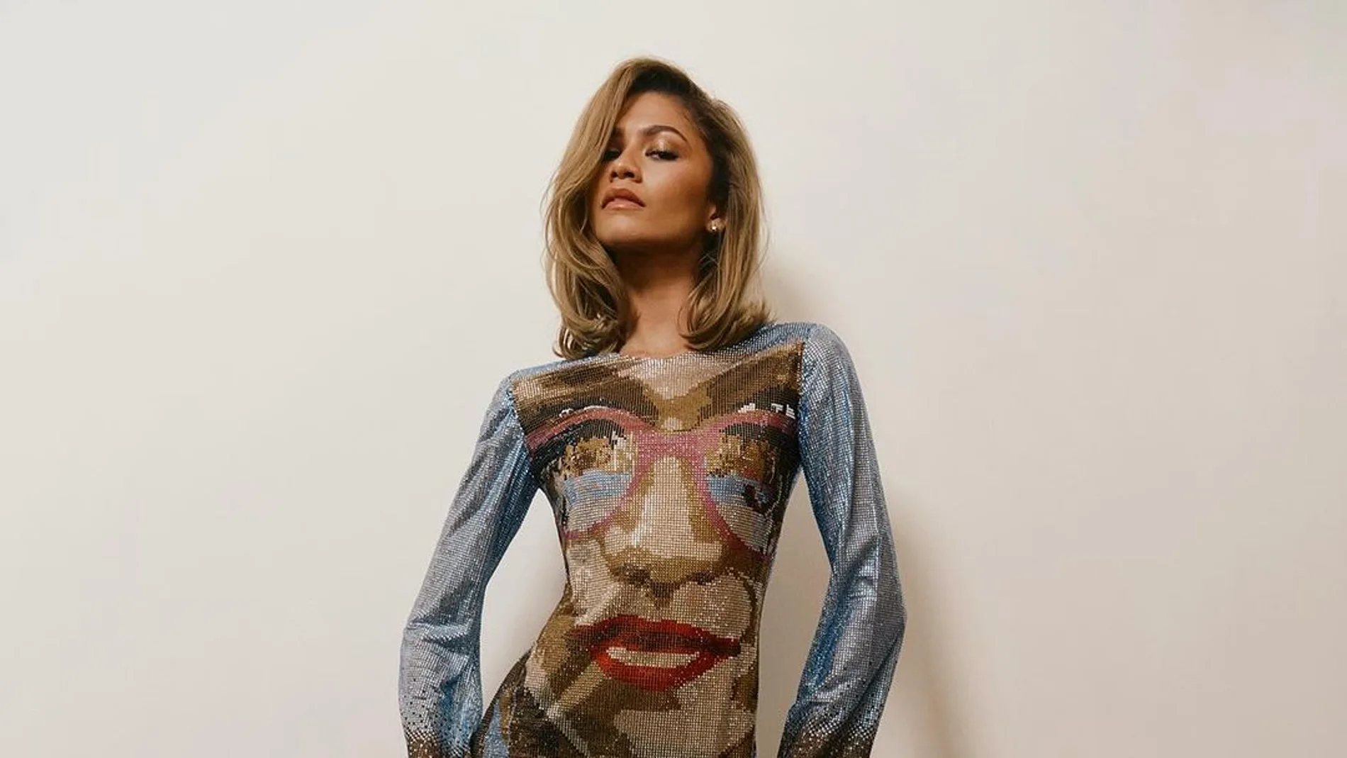 Zendaya con mini vestido estampado del cartel de 'Rivales' de la diseñadora Celia Kritharioti.