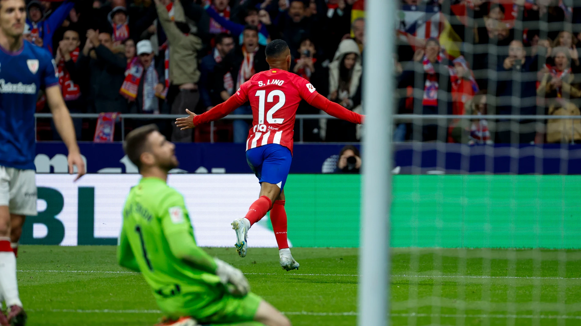 MADRID, 27/04/2024.- El delantero del Atlético Samuel Lino celebra el tercer gol ante el Athletic, durante el partido de Liga en Primera División que Atlético de Madrid y Athletic Club disputan este sábado en el estadio Metropolitano. EFE/Mariscal