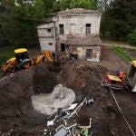 Trabajadores municipales excavan en un hospital atacado por Rusia en Járkiv