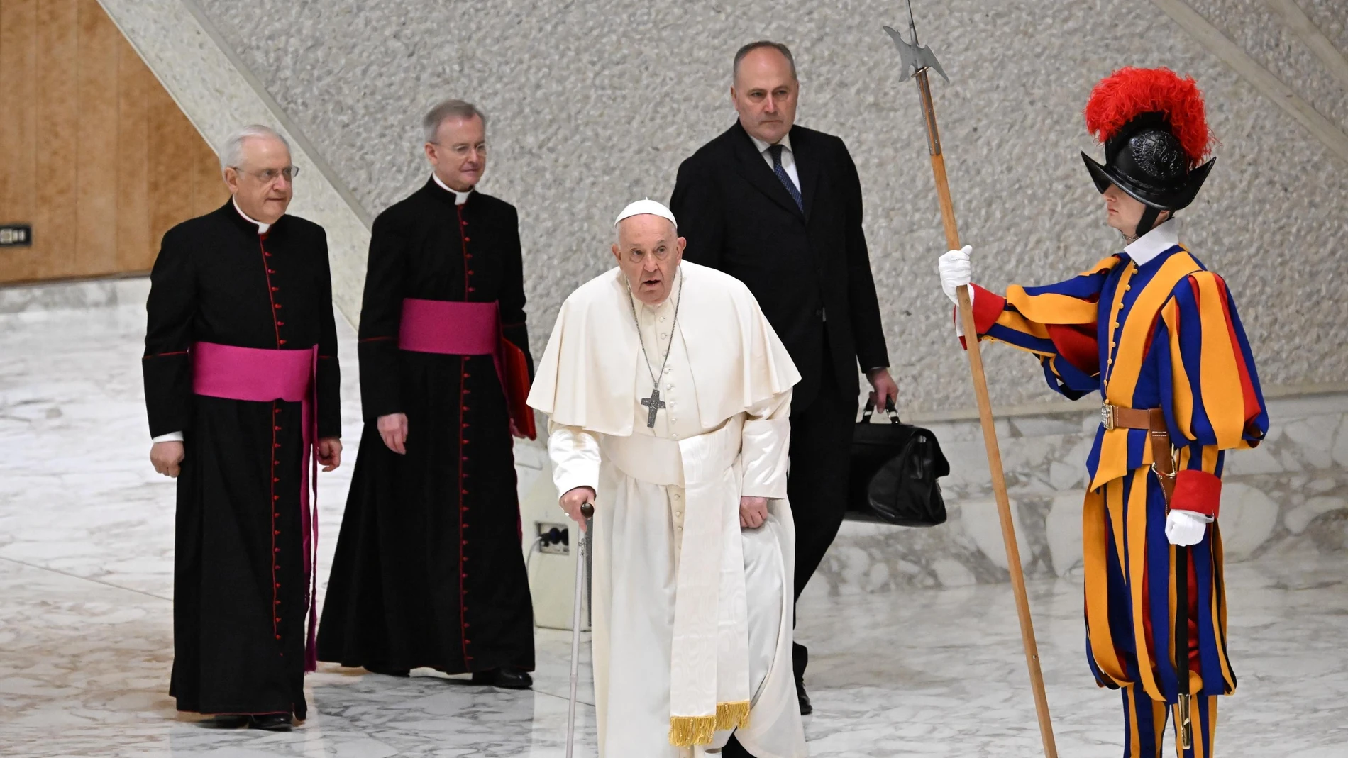 Ciudad del Vaticano (Italia), 27/04/2024.- El Papa Francisco a su llegada para asistir a una audiencia con abuelos, ancianos y nietos en el Aula Pablo VI, Ciudad del Vaticano, este sábado.-EFE/ CLAUDIO PERI