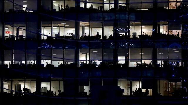 Gente en oficinas trabajando