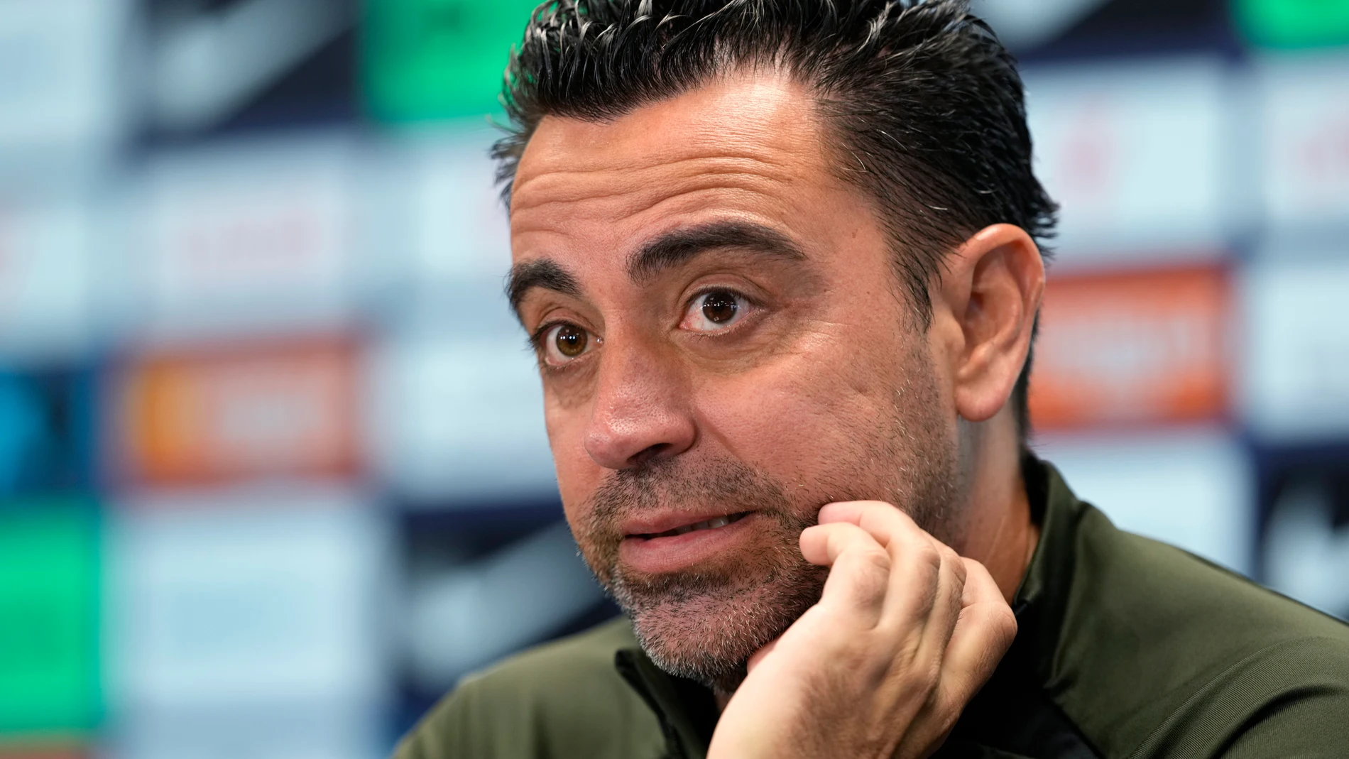 BARCELONA, 28/04/2024.- El entrenador del FC Barcelona, Xavi Hernández, durante la rueda de prensa posterior al entrenamiento realizado este domingo en la Ciudad deportiva Joan Gamper. EFE/Alejandro García