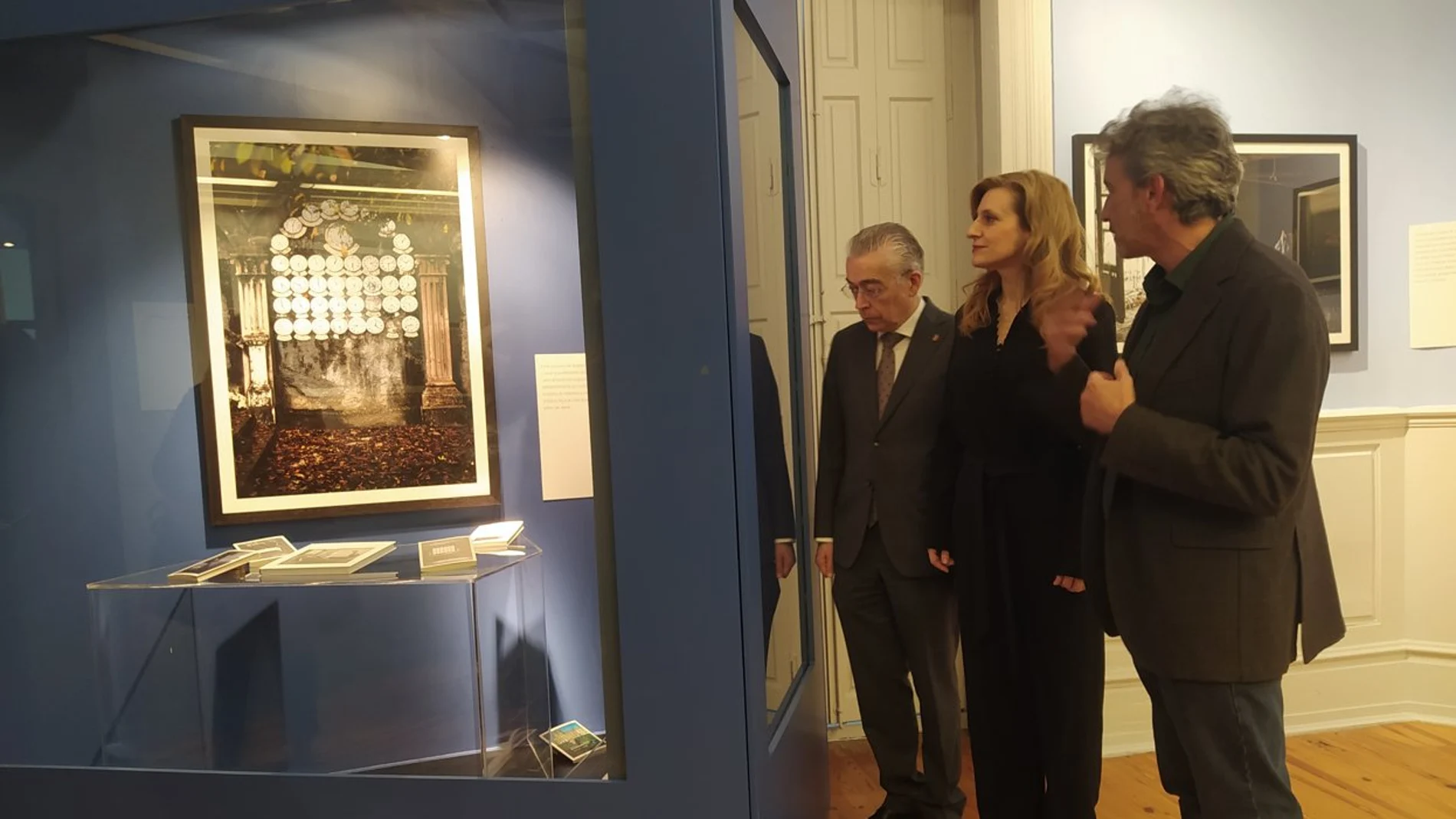 La viceconsejera Mar Sancho visita la exposición "Ciertos deslumbramientos" en el Palacio de la Isla de Burgos