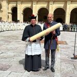 El alcalde José Antonio Díez junto al abad de San Isidoro