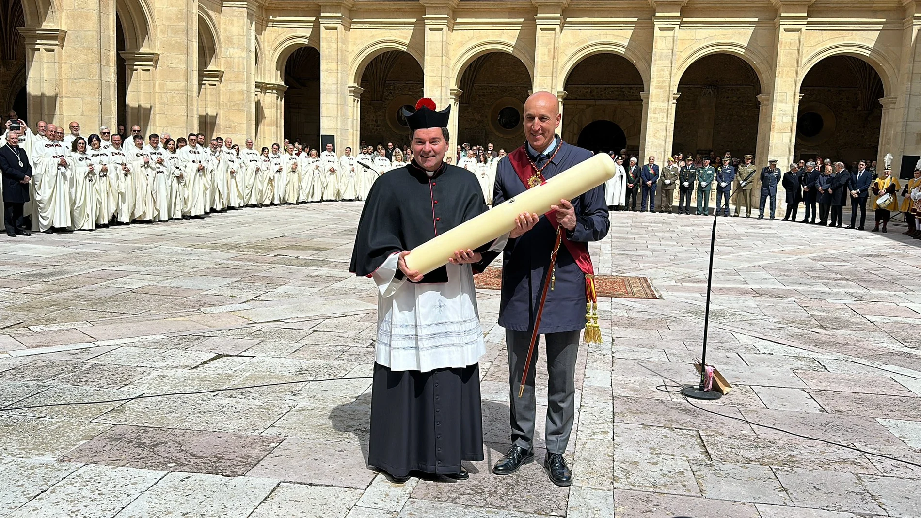 El alcalde José Antonio Díez junto al abad de San Isidoro