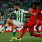 Isco protege un balón ante Lucien Agoumé