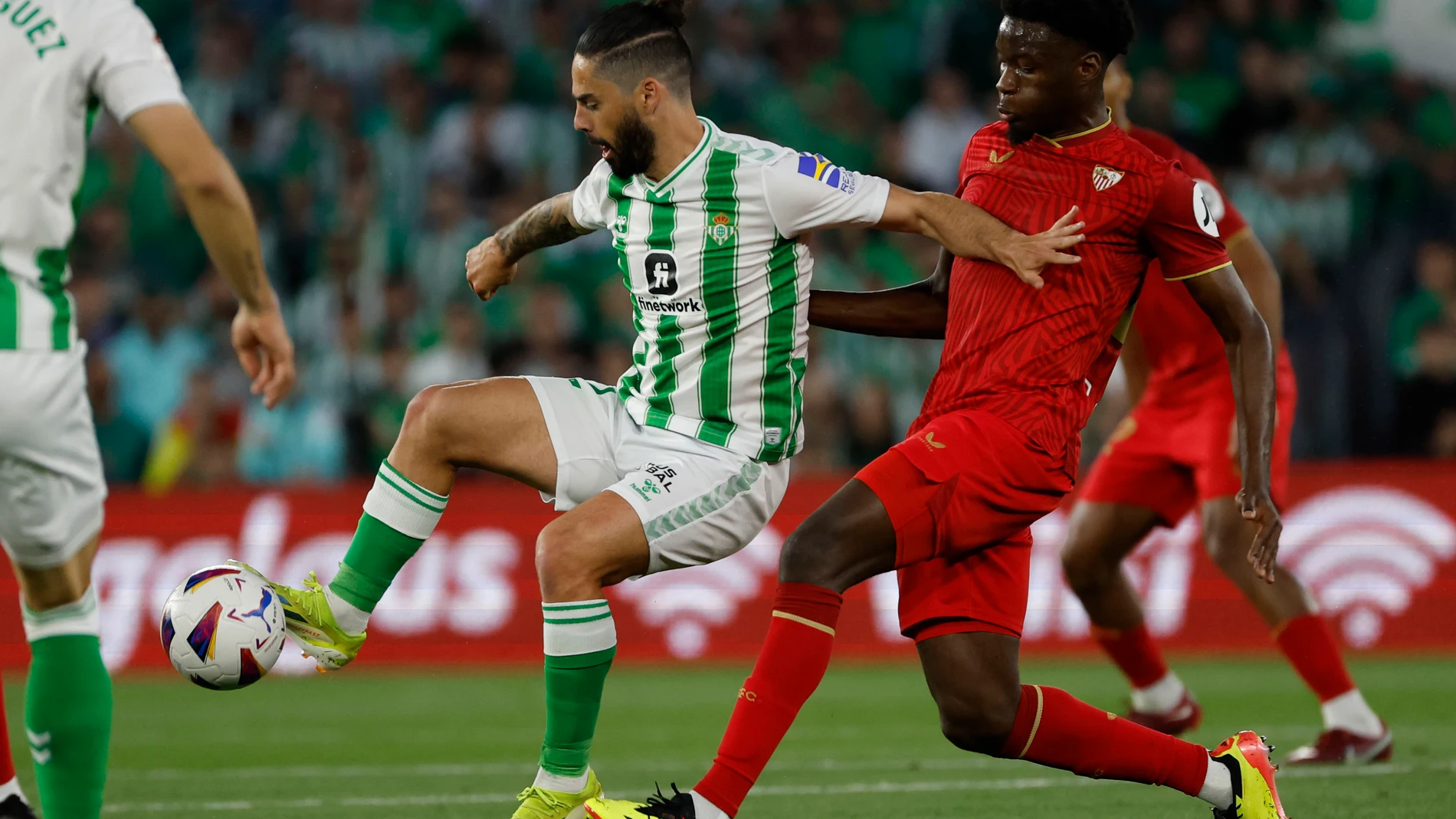 Isco protege un balón ante Lucien Agoumé