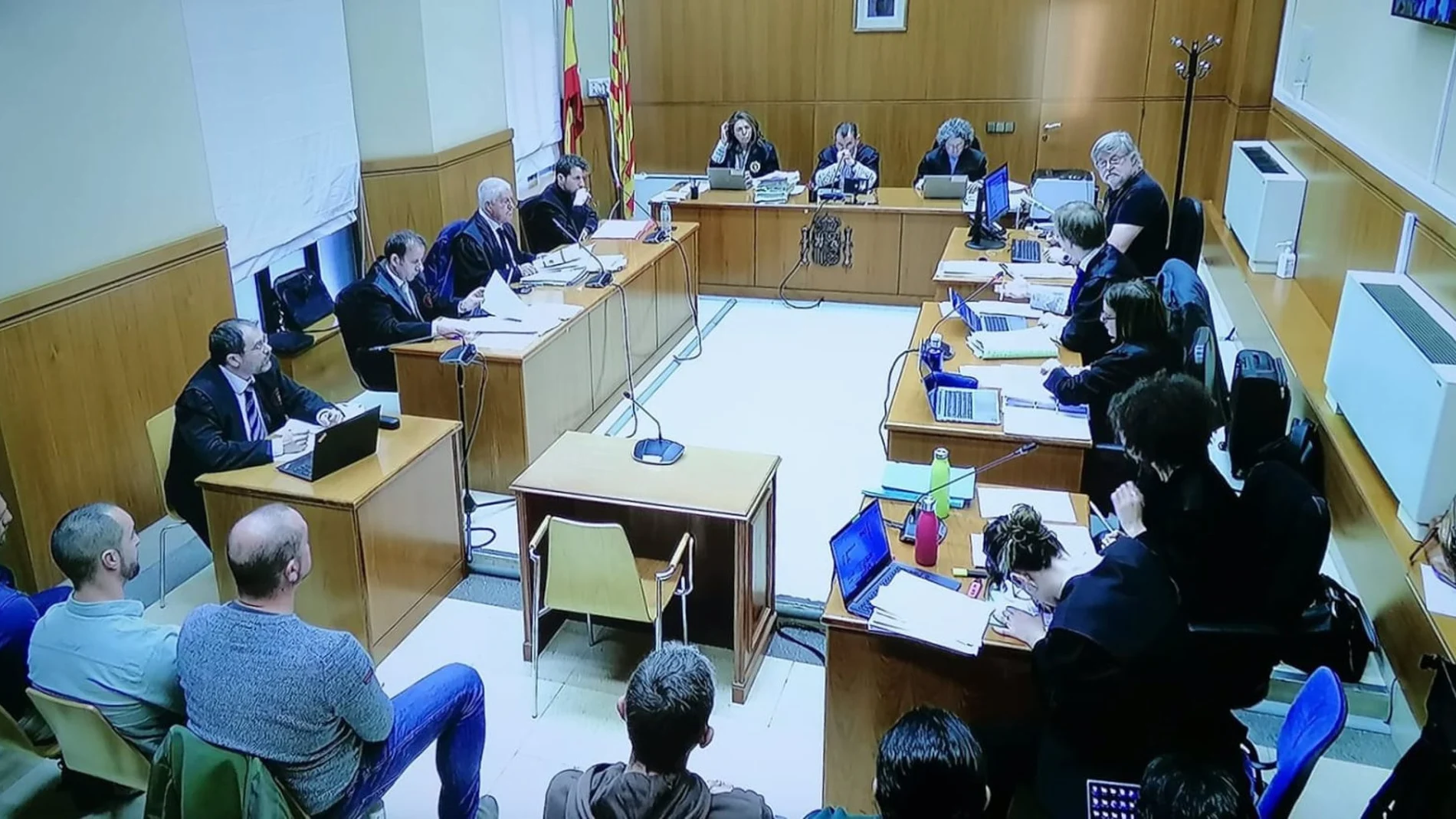 Penas de hasta 7 años para cuatro mossos por detención ilegal y lesiones a un joven en Barcelona