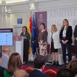 La presidenta de la Asociación de Fiscales, Cristina Dexeus, interviene en el acto, acompañado de otros juristas y funcionarios