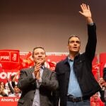 El presidente del Gobierno, Pedro Sánchez, y el presidente de Castilla-La Mancha, Emiliano García-Page, durante un acto electoral en el Teatro Buero Vallejo de Guadalajara