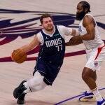 Doncic intenta sortear la defensa de Harden