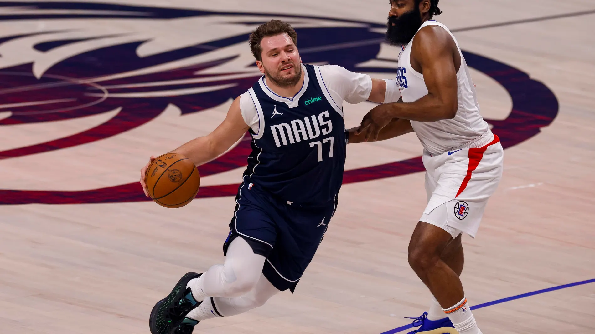 Doncic intenta sortear la defensa de Harden