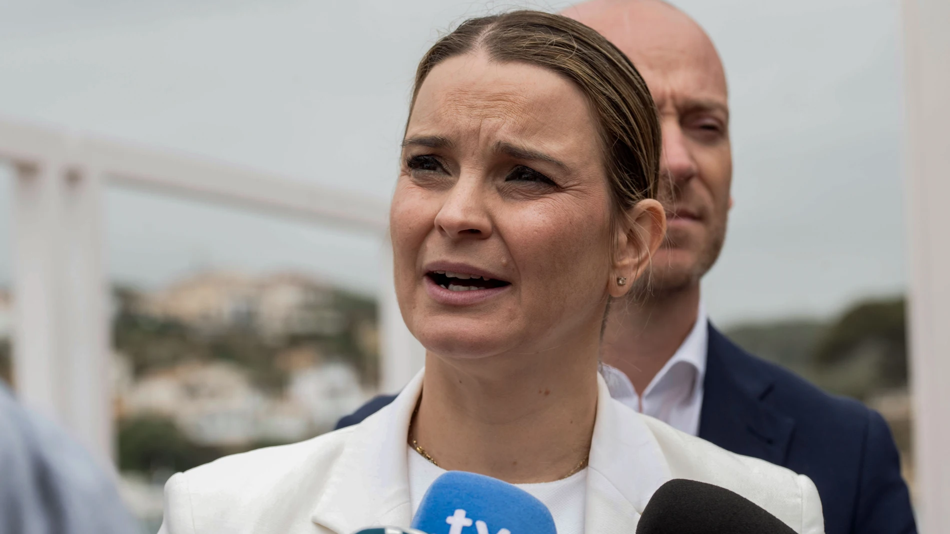 MAHÓN (MENORCA), 29/04/2024.- La presidenta del Govern balear y líder del PP de las islas, Marga Prohens, atiende a la prensa en el puerto de Mahón durante su visita institucional a Menorca este lunes. Prohens considera que la amenaza frustrada de dimitir del presidente del Gobierno, Pedro Sánchez, ha sido "una estrategia electoral, judicial y de propaganda política”. EFE/ David Arquimbau