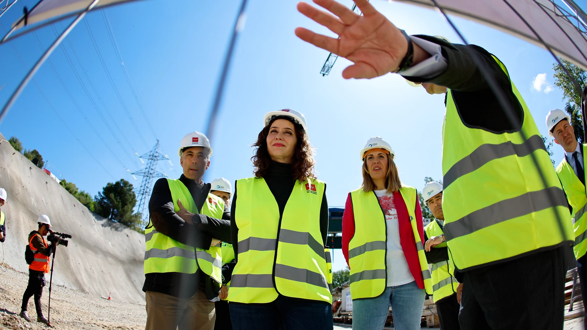 POZUELO DE ALARCÓN (CA MADRID), 29/04/2024.- La presidenta de la Comunidad de Madrid, Isabel Díaz Ayuso, visita las obras del nuevo colector-interceptor proyectado para regular los caudales de cuatro arroyos, infraestructura necesaria para llevar a cabo los desarrollos urbanísticos previstos en la localidad madrileña de Pozuelo de Alarcón, este lunes. EFE/ Rodrigo Jimenez