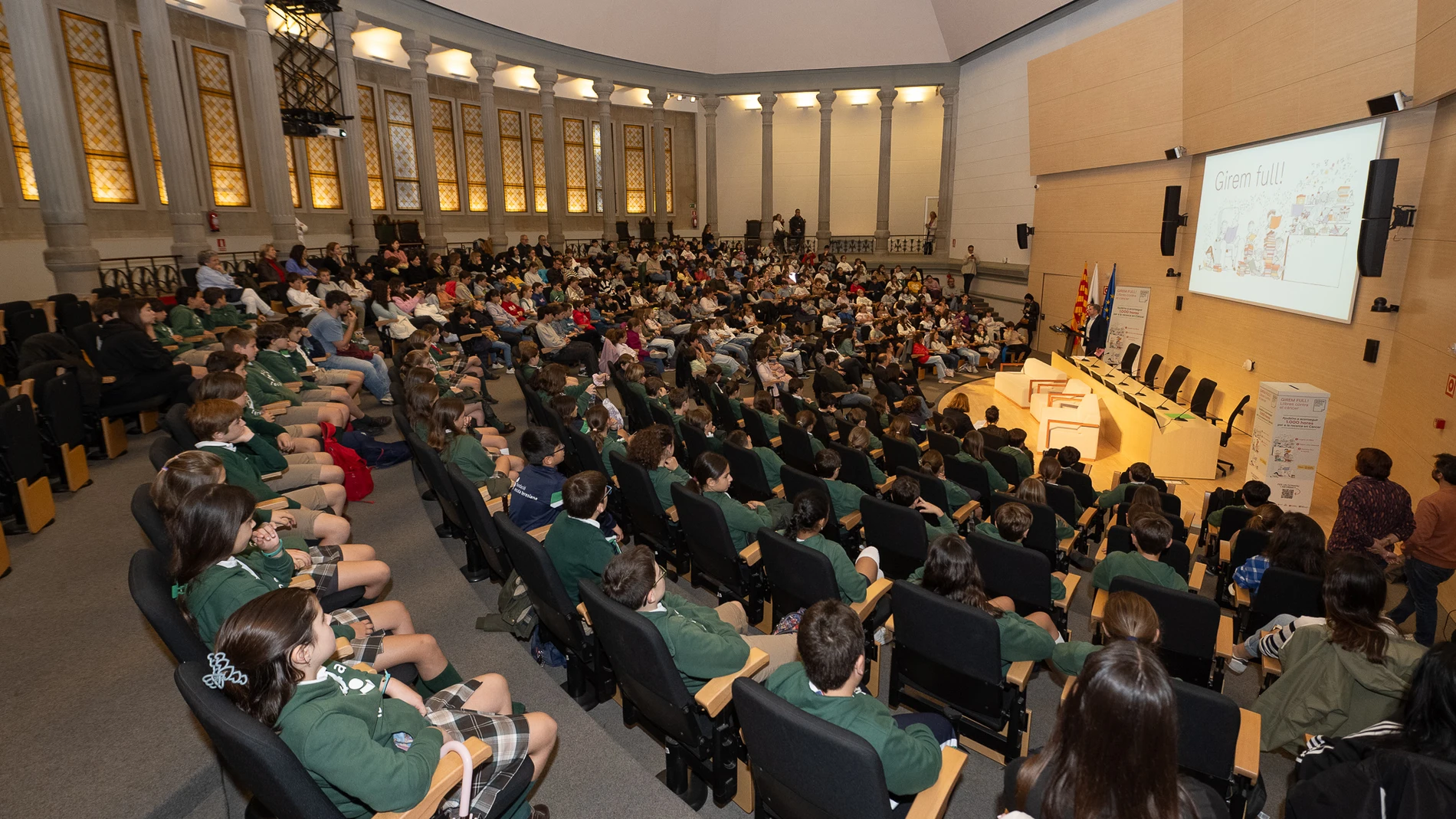 Unos 300 estudiantes de algunas de las escuelas que han participado en la campaña "Girem Full" asistieron al acto de clausura de la misma