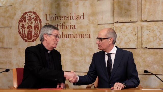 El presidente de la Diputación de Salamanca, Javier Iglesias, y el Rector de la Universidad Pontificia de Salamanca, Santiago García Jalón, firman un convenio de adhesión al Plan de Empleo Juvenil