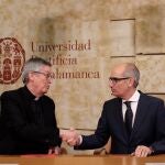 El presidente de la Diputación de Salamanca, Javier Iglesias, y el Rector de la Universidad Pontificia de Salamanca, Santiago García Jalón, firman un convenio de adhesión al Plan de Empleo Juvenil