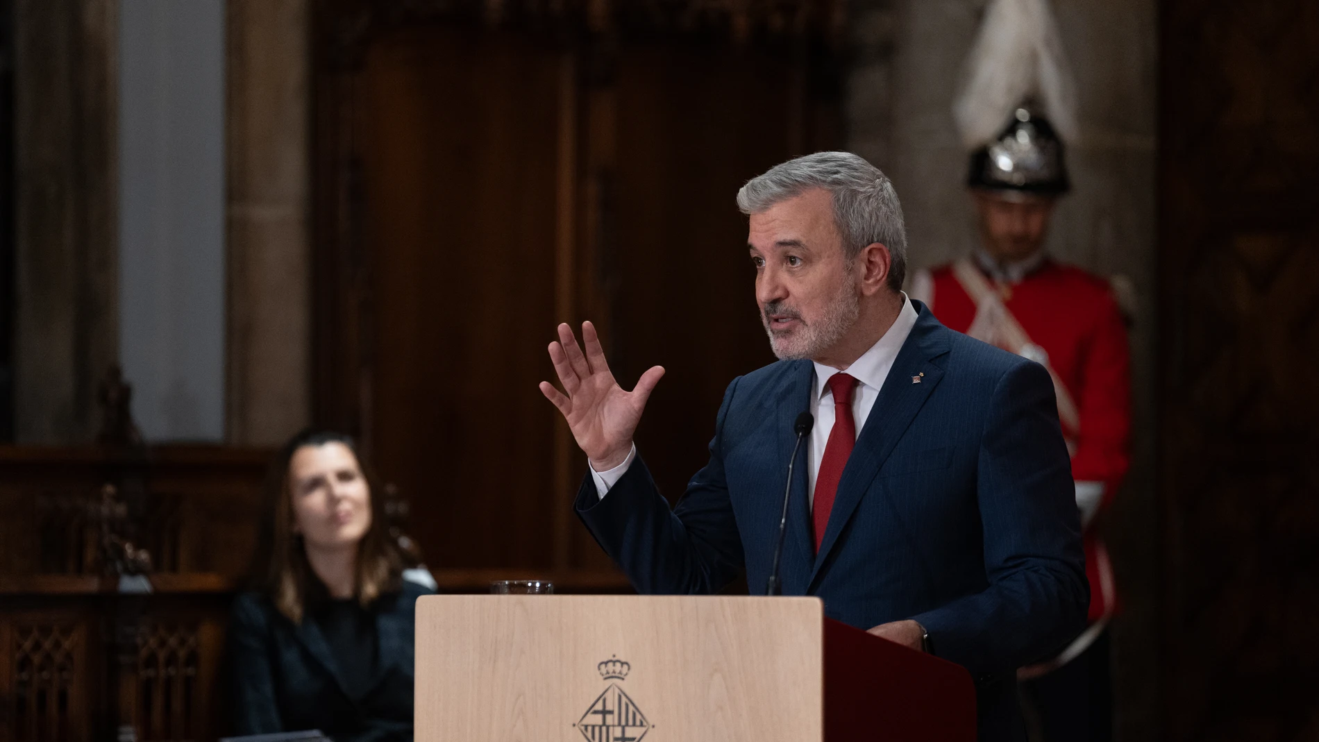 El alcalde de Barcelona, Jaume Collboni, interviene durante el acto de entrega de la Medalla de Oro al Cívico a título póstumo, al arquitecto Ricardo Bofill, en el Ayuntamiento de Barcelona, a 29 de abril de 2024, en Barcelona, Catalunya (España). Con esta distinción, el consistorio reconoce a Bofill, fallecido el pasado 14 de enero a los 82 años, quien fue el impulsor de obras como el edificio Walden-7, la T1 del Aeropuerto de Barcelona-El Prat y el hotel W de Barcelona. 29 ABRIL 2024 Davi...