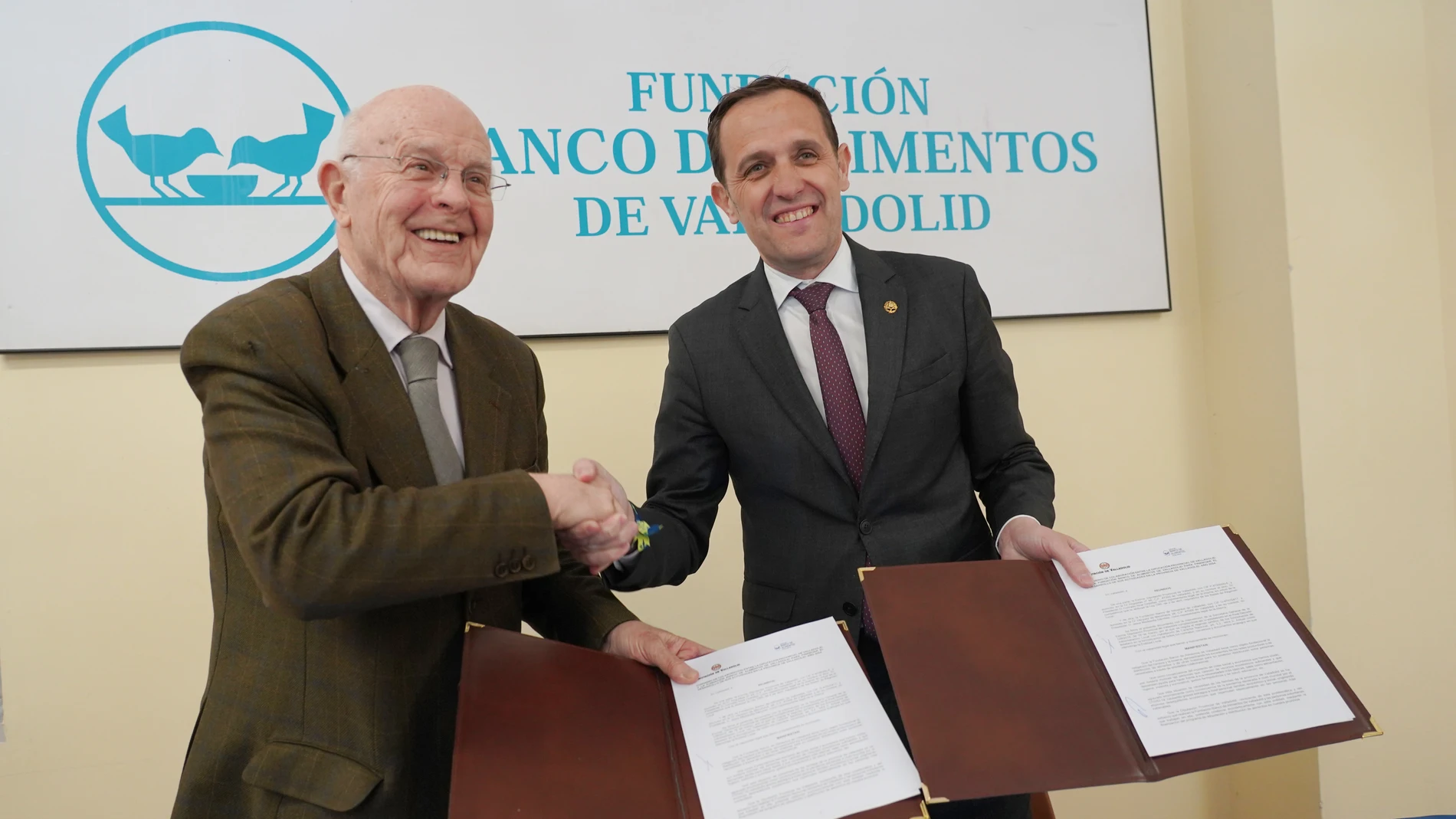 Conrado Íscar y Jesús Mediavilla durante la firma del convenio