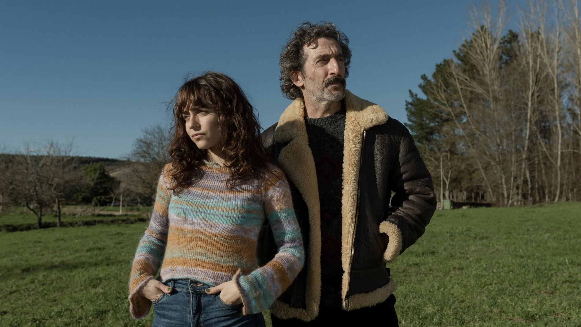 Lucía Caraballo y Luis Zahera en un escena de la miniserie "Animal salvaje"