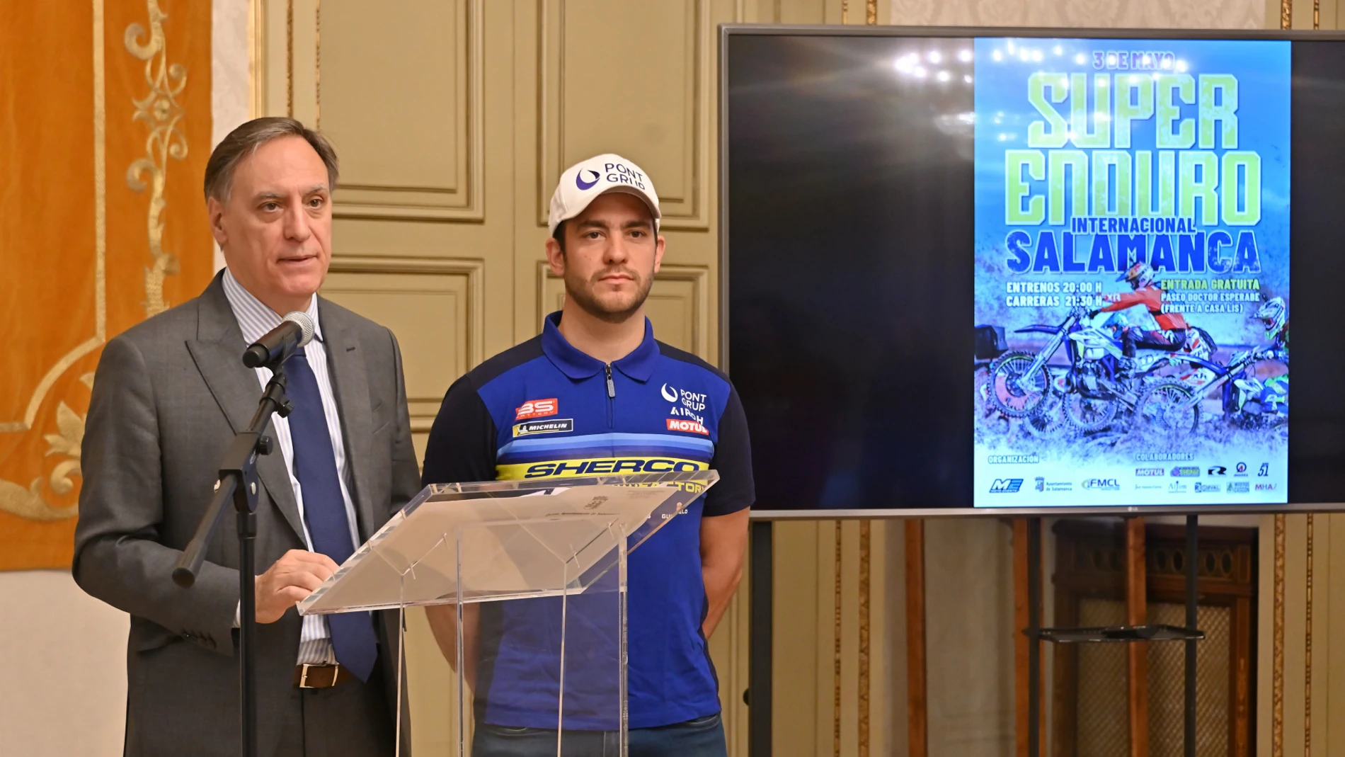 El alcalde de Salamanca, Carlos García Carbayo, presenta la prueba junto al piloto Lorenzo Santolino