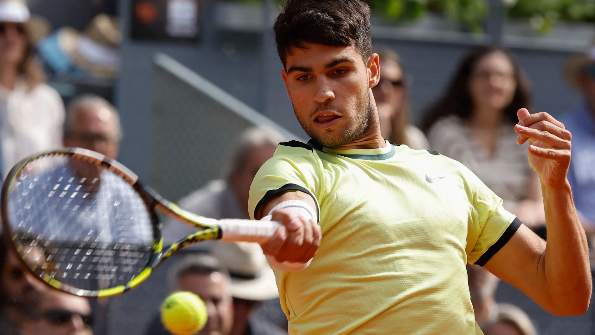 MADRID, 30/04/2024.- El tenista español Carlos Alcaraz devuelve la bola al alemán Jan-Lennard Struff, durante su partido de octavos de final del Mutua Madrid Open disputado este martes en las instalaciones de la Caja Mágica. EFE/Chema Moya