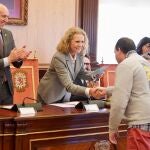 Elena de Borbón entrega uno de los diplomas en presencia del alcalde de León, José Antonio Diez