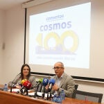 El director de la fábrica de cementos Cosmos de Toral de los Vados (León), Javier Santaolalla, junto a la responsable de RSC, Vetania López, durante su comparecencia para informar sobre la celebración del centenario de la planta