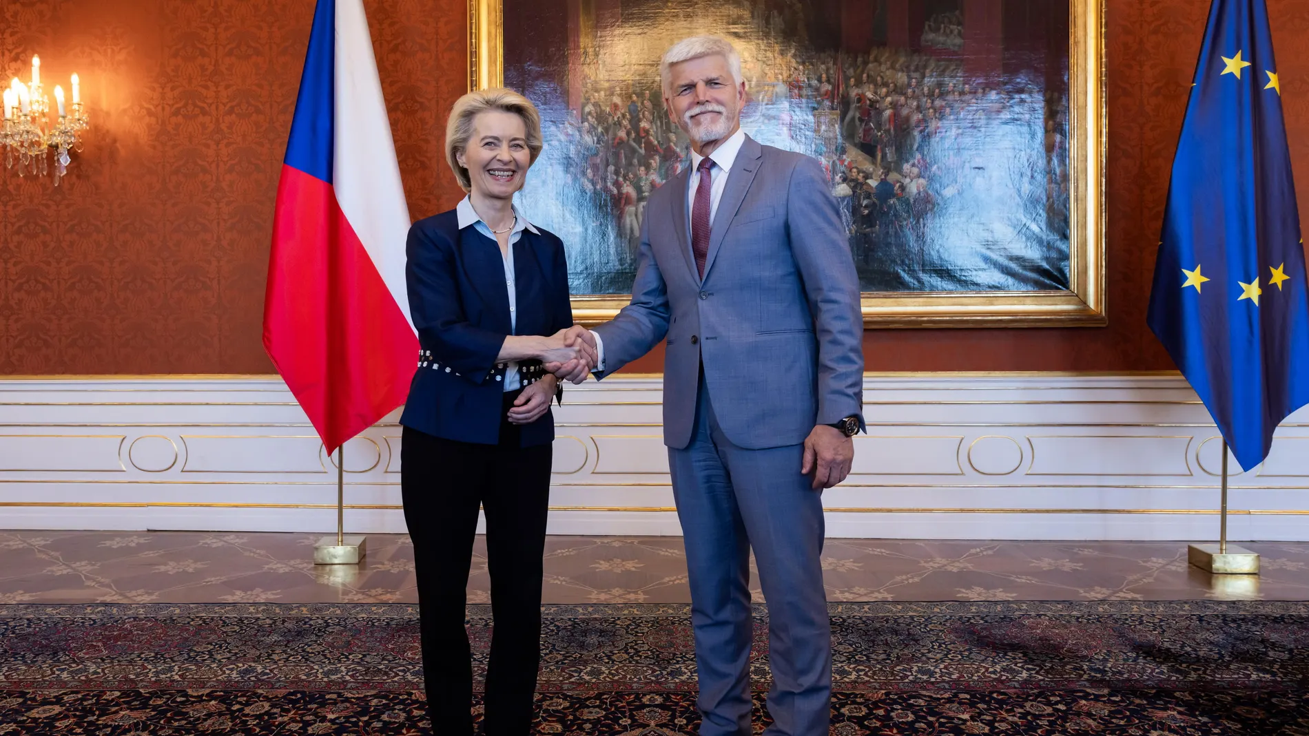 Prague (Czech Republic), 30/04/2024.- A handout photo made available by the Czech president's office shows Czech President Petr Pavel (R) and European Commission President Ursula von der Leyen (L) shake hands during their meeting at Prague Castle, in Prague, Czech Republic, 30 April 2024. (República Checa, Praga) EFE/EPA/CZECH PRESIDENT'S OFFICE / ZUZANA BONISH / HANDOUT HANDOUT EDITORIAL USE ONLY/NO SALES HANDOUT EDITORIAL USE ONLY/NO SALES