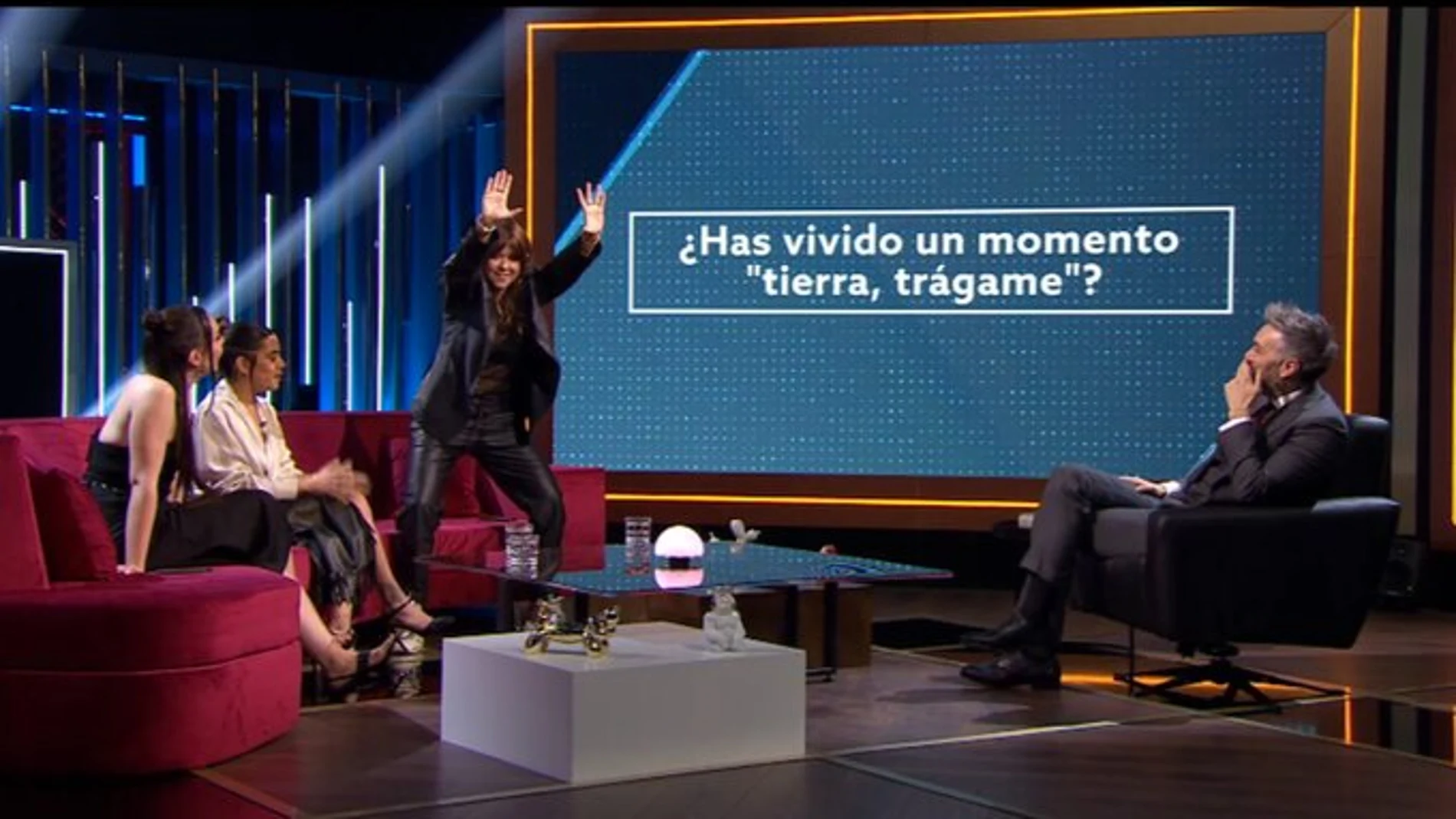 Vanesa Martín, Inés Hernand y María León en el plató de 'Martínez y Hermanos'