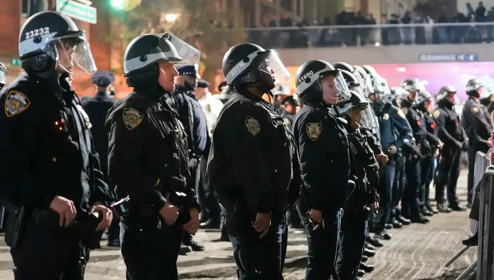 NYPD Enter Columbia University After Protestors take over Hamilton Hall