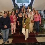 Un grupo de mujeres en la ruta con el maestro masón