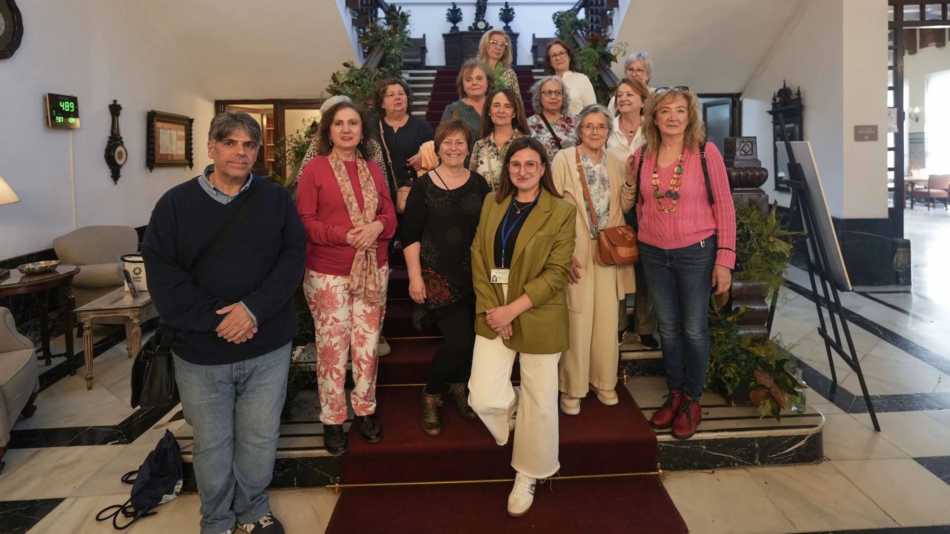 Un grupo de mujeres en la ruta con el maestro masón