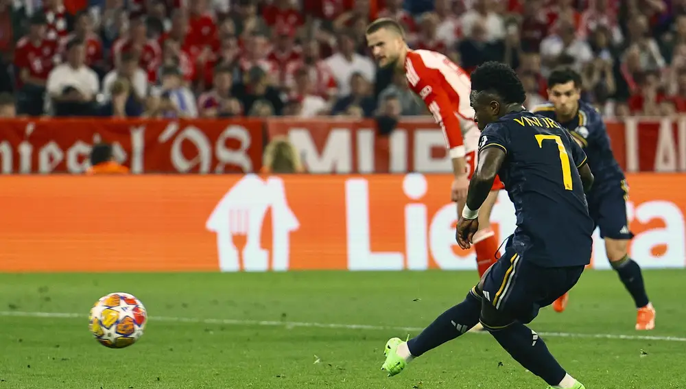 Vinicius chuta el penalti del empate a dos entre Bayern y Real Madrid