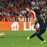 Vinicius chuta el penalti del empate a dos entre Bayern y Real Madrid