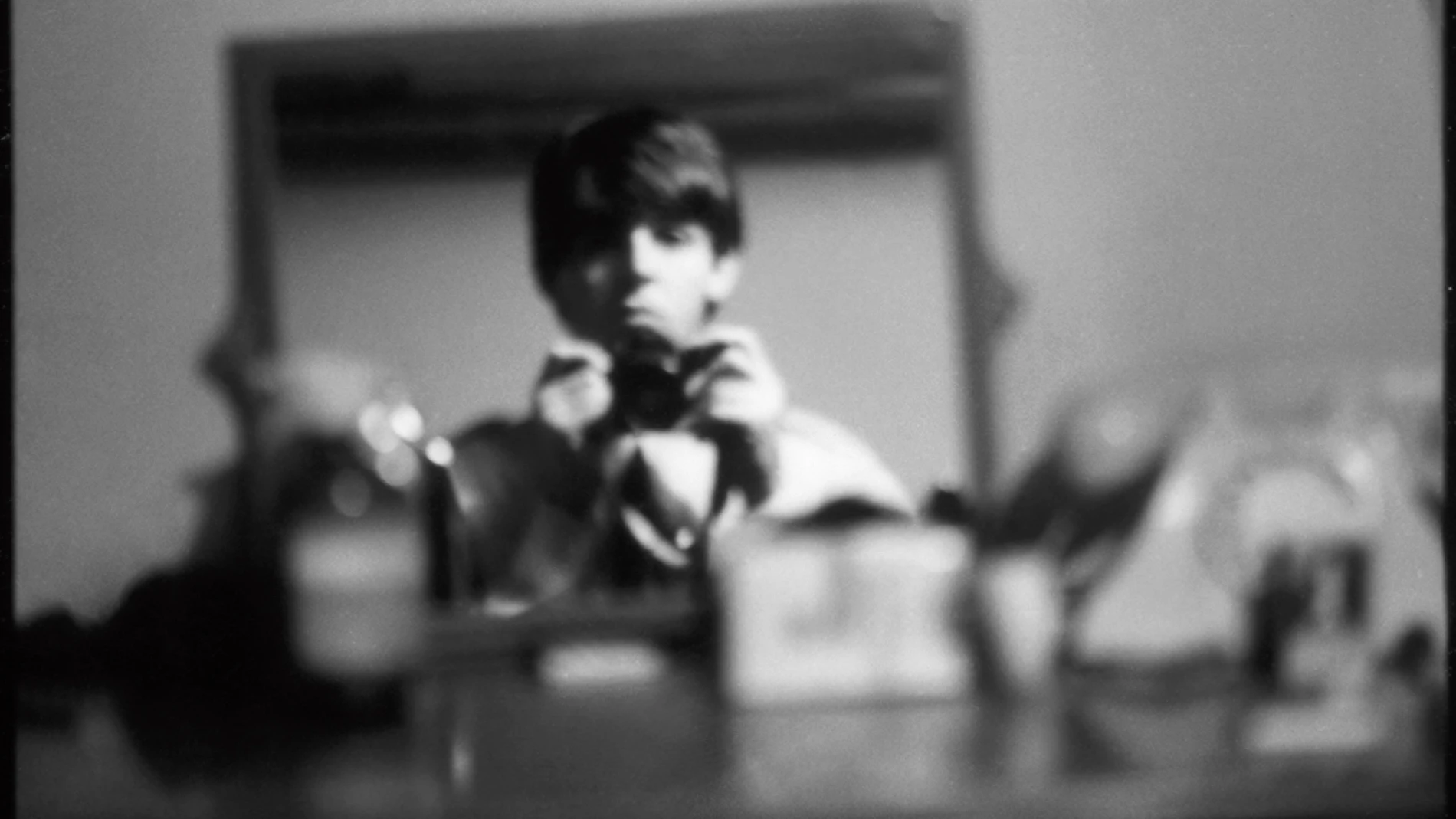 USA4724. NUEVA YORK (NY, EEUU), 01/05/2024.- Fotografía cedida por MPL Archive LLP a través del Museo de Brooklyn de una instantánea autoretrato tomada por Paul McCartney en 1963 en London (Inglaterra). En los años 60 los Beatles se convirtieron en un fenómeno que rompió fronteras al hacer sonar su música casi al unísono en todo el mundo y Paul McCartney capturó con su cámara Pentax de 35 mm como la banda vivió ese momento, imágenes cotidianas que ahora forman parte de la muestra 'Ojos de la ...